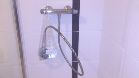 Descaling-a-shower-head-using-vinegar-in- a-bag