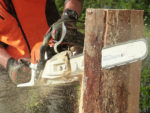 How to Use a Chainsaw Safely and What Protective Clothing You Should Wear