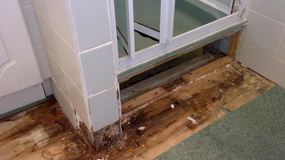 Fix A Leaking Shower Tray Or Bath Sealing Baths And Shower Trays