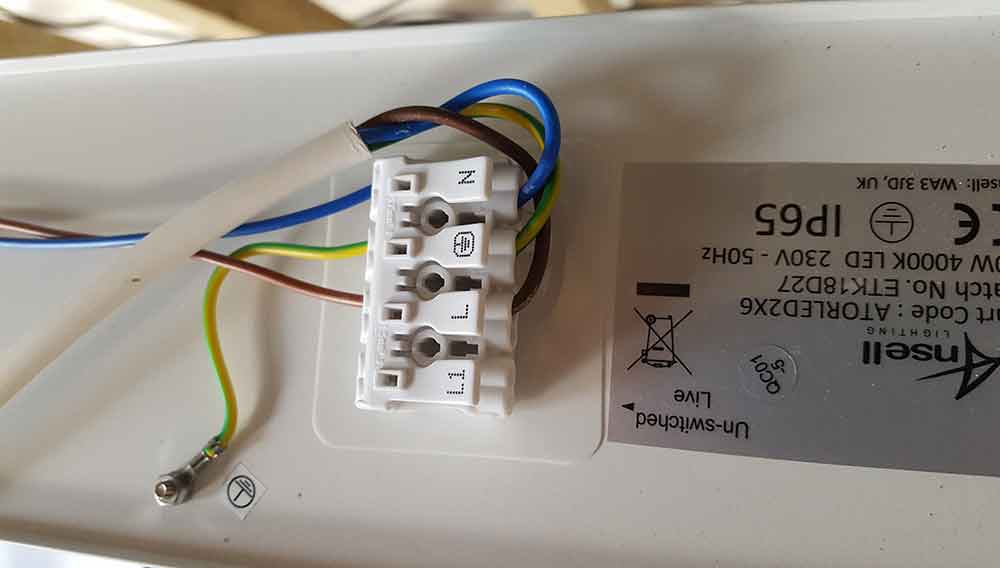 Fluorescent Light Wiring Diagram Uk from www.diydoctor.org.uk