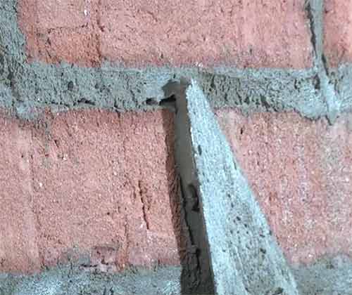 Filling vertical mortar joint