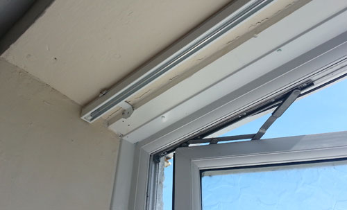 Vertical blind carriage and fixing within window recess