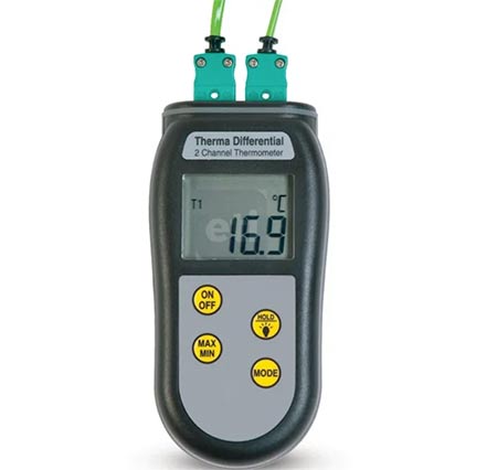 Differential thermometer for measuring temperature of radiators