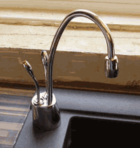 Instant boiling water tap