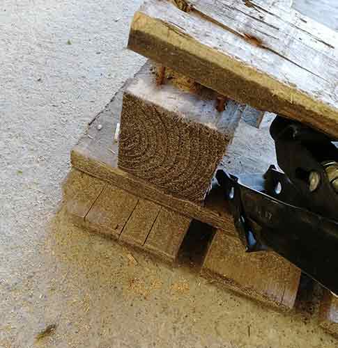 Prying pallet spart using a car jack
