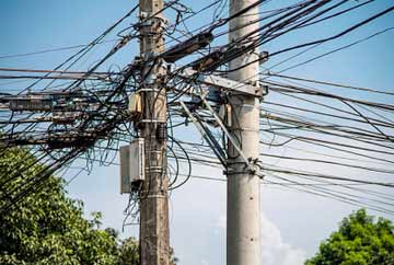 Jumbled wires on poles and masts