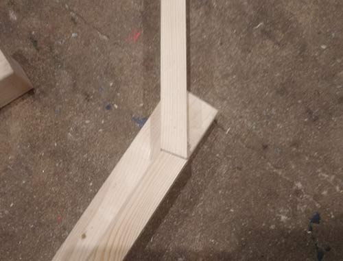 Accurately cut mitre joint to form angle