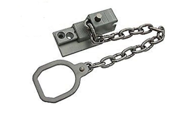 Door restrictor door chain