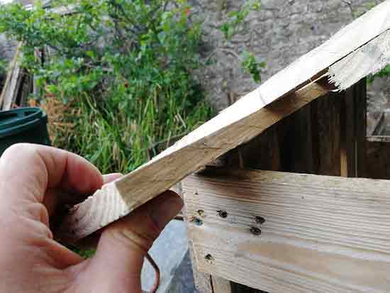 Marking fixing point for slat to hold roof on side wall