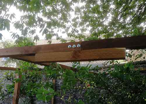 Brace under the halving joint for reinforcement