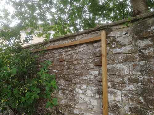 Remaining horizontal chicken run framework fixed to wall