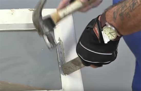 Using a hacking knife to remove putty