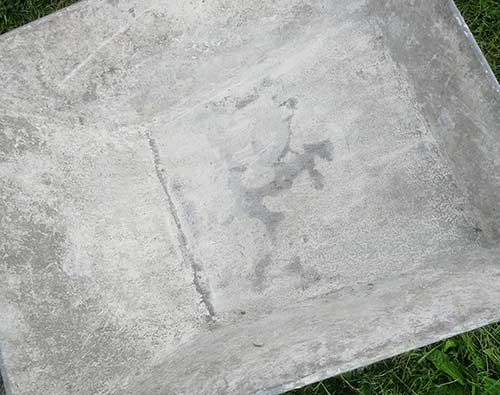 Clean wheelbarrow tray
