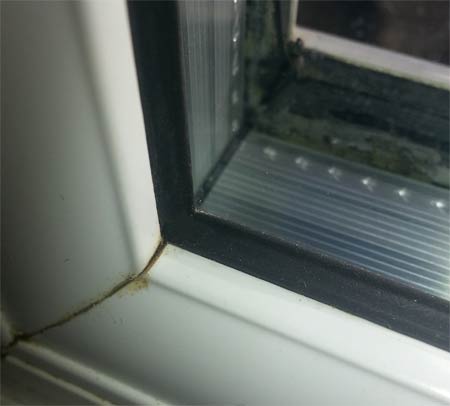 Window gasket mitre joint in corner