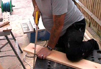 Cutting timber straight using a handsaw