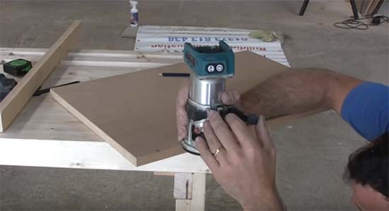 Set cutting depth of router