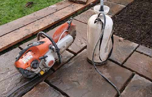 Water surpression system on a stone cutting saw