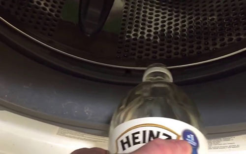 Using white vinegar solution to clean a washing machine
