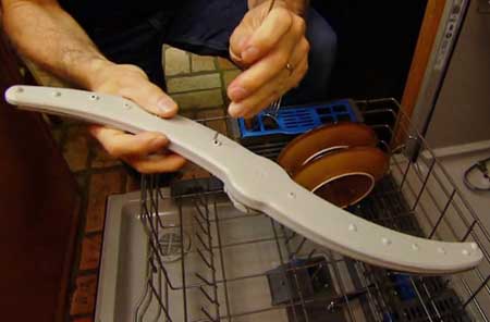 Unblocking dishwasher spray arm