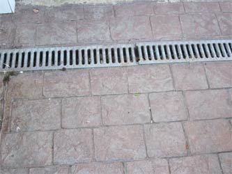 Mönstrad betonginfart med avlopp