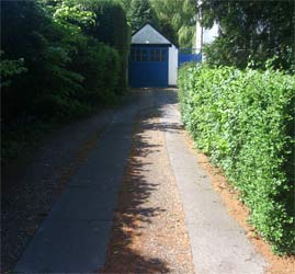 Spåruppfart som leder till garage