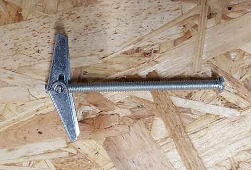 Spring toggle plasterboard fixing