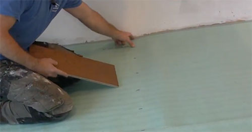 Checking cut in gap around perimeter of floor