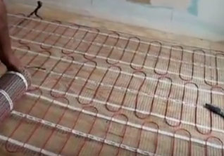 Laying an underfloor heating mat