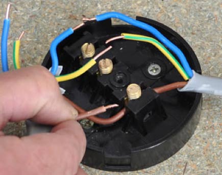 Joining wires using a junction box