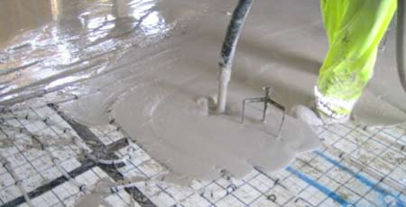 Pouring screed over underfloor heating pipes