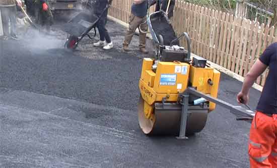 Rolling and compacting top coat bitmac