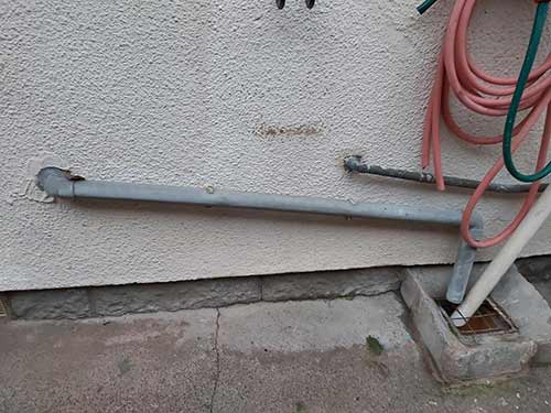 Waste pipe for standpipe running through wall to external drain