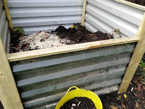 Front edge cover fixed on compost heap