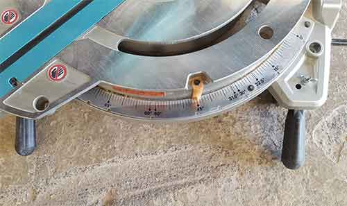 Cutting angle set on compound mitre saw