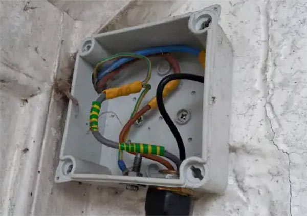 SWA cable connected to cable running to consumer unit