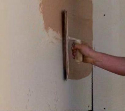 Laying top coat plaster on the wall