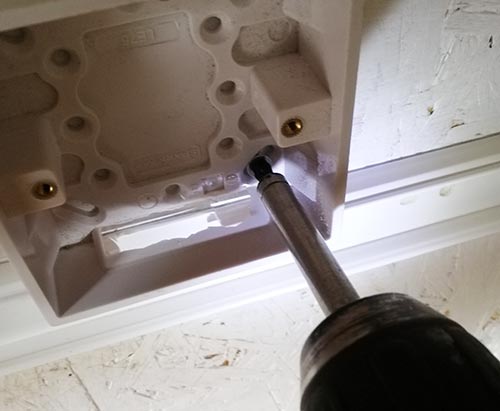Screwing pastic back box to walls surface