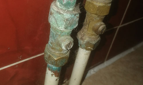Leaking compression joint