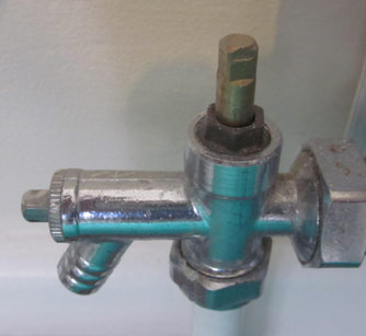 Lockshield valve with drain plug to close off radiator