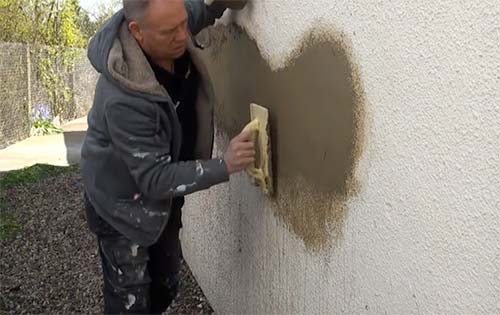 Rubbing render surface using polyurethane float