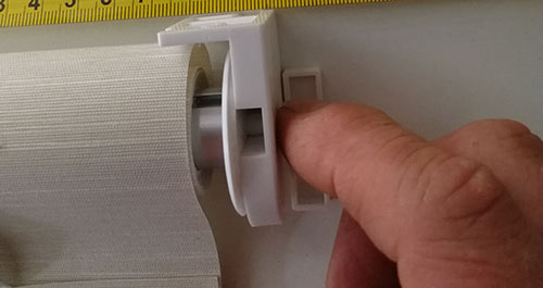 Idle bracket clip to hold roller in bracket