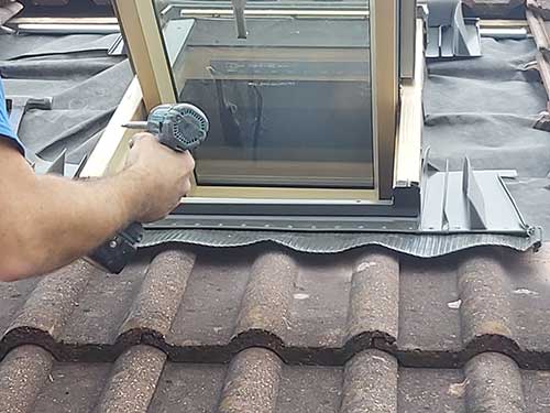Fixing bottom section of flashing in place