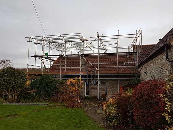 Erecting a full enclosure scaffold