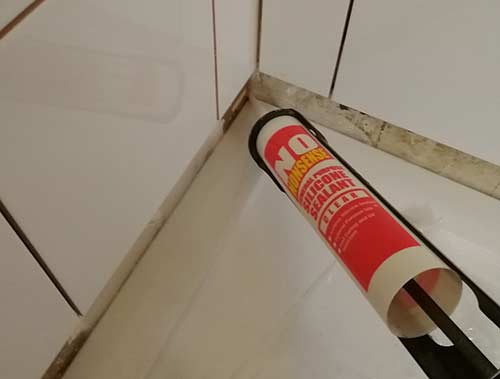Sealing gap between shower tray and wall