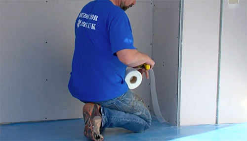 Applying skrim tape over plasterboard joints