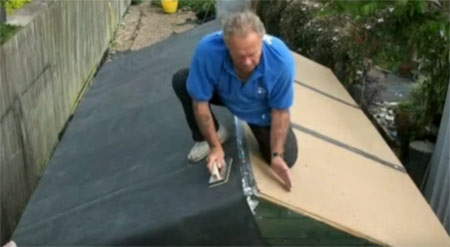 Fiting a rubber roof on a shed