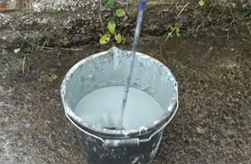 Mixing up tanking slurry to apply to walls surface