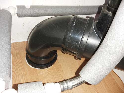 Main waste outlet of a close coupled toilet