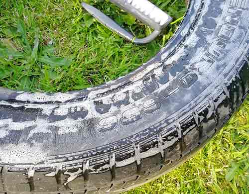 Thoroughly clean the tyre swing tyre