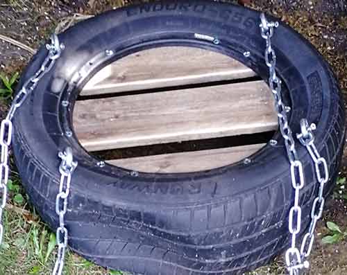 Two fixings points on a horizontal tyre swing